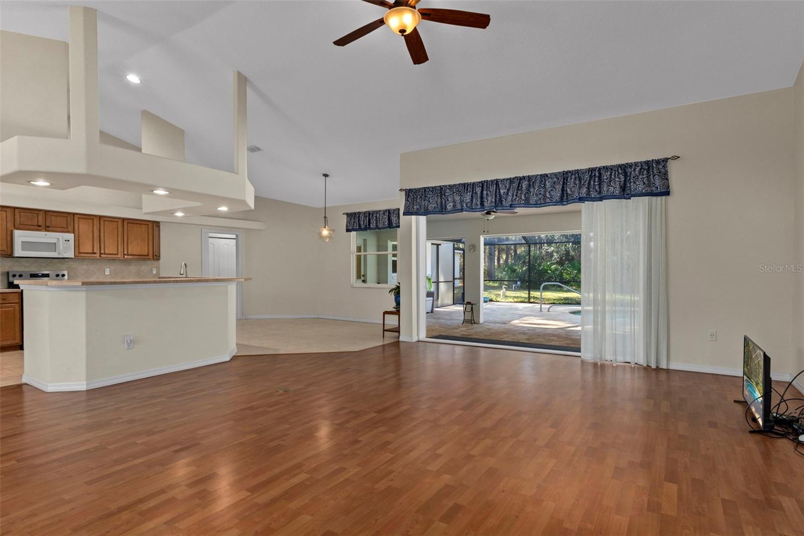 Image 20 of 55 For 5554 Lamp Post Drive