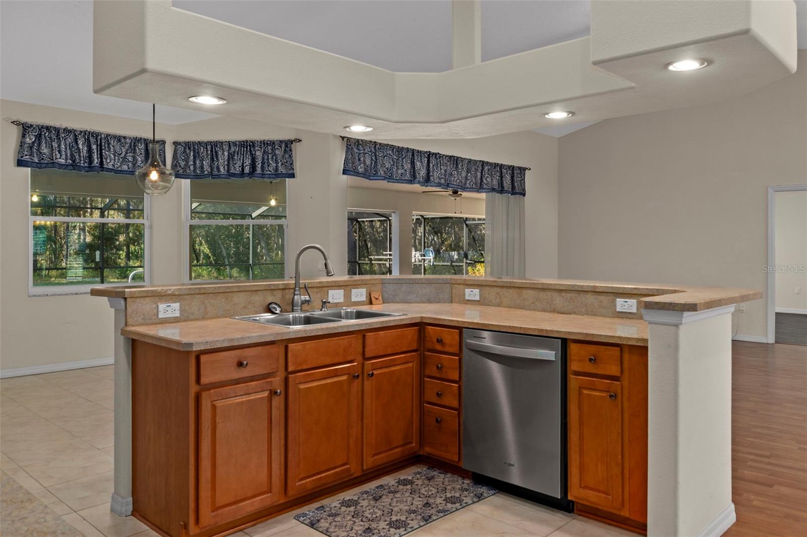 Image 22 of 55 For 5554 Lamp Post Drive