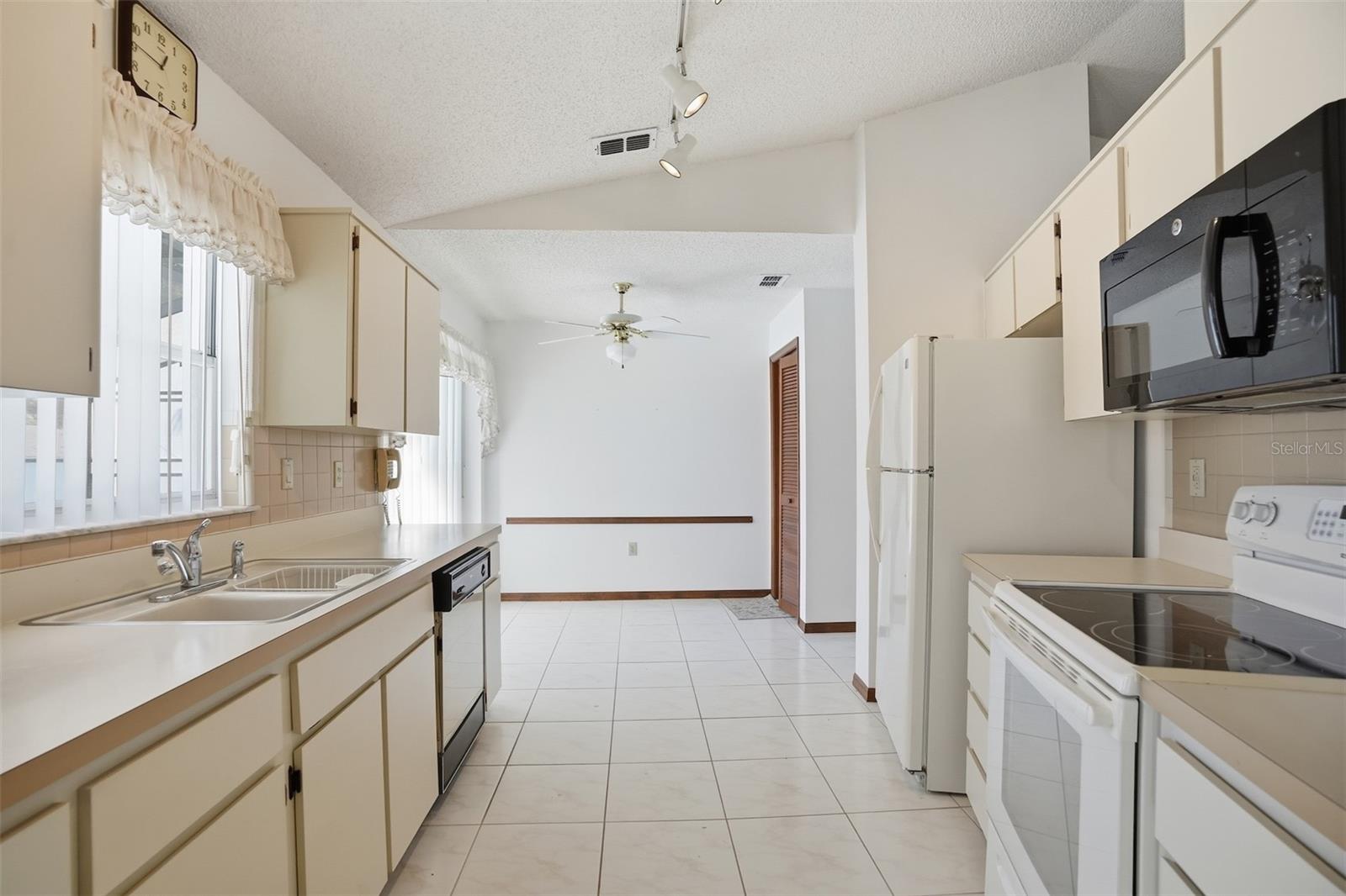 Listing photo id 8 for 2414 Appian Avenue