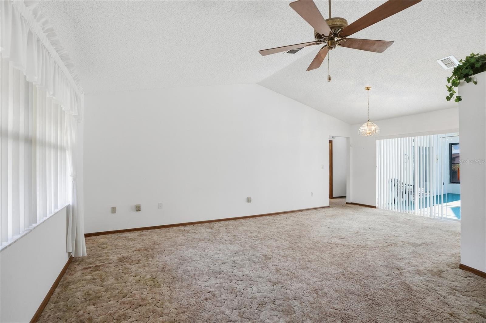 Listing photo id 3 for 2414 Appian Avenue