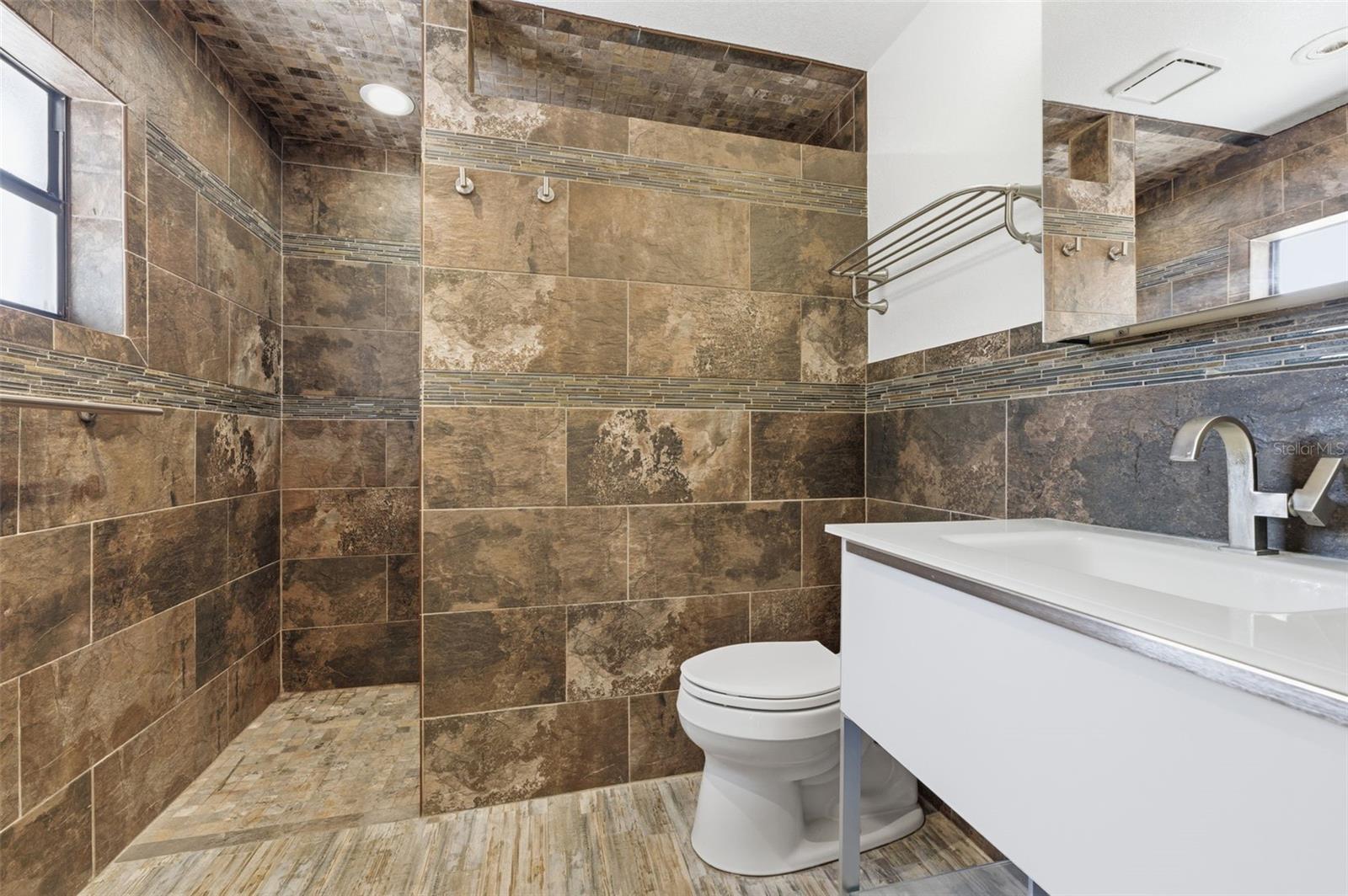 Listing photo id 41 for 8123 River Country Drive