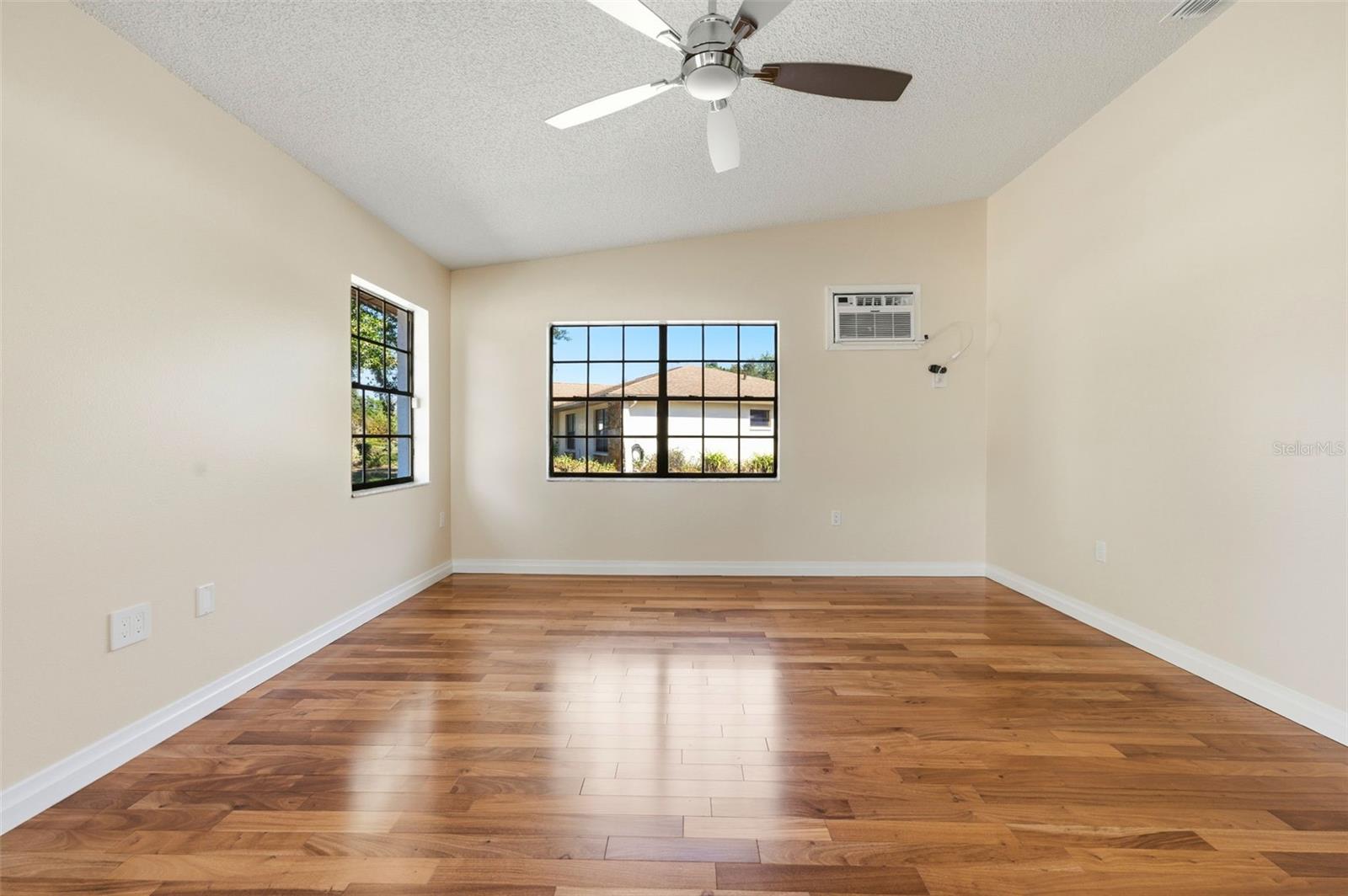 Listing photo id 52 for 8123 River Country Drive