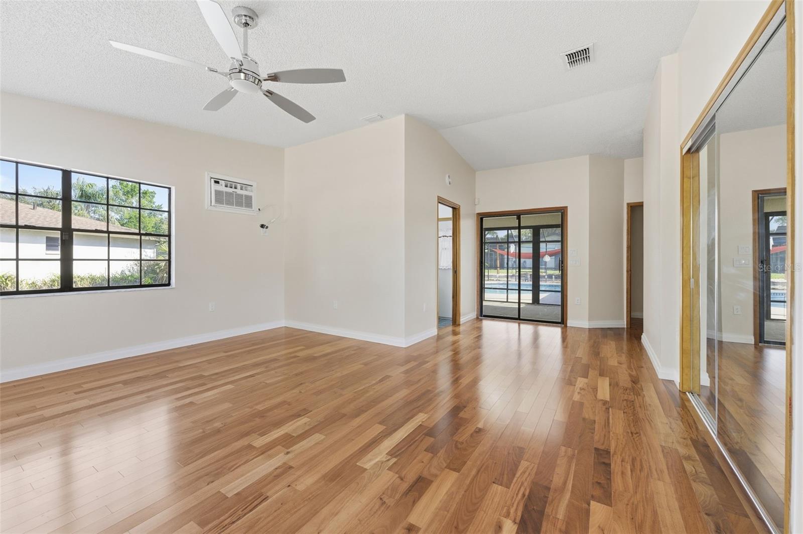 Listing photo id 53 for 8123 River Country Drive