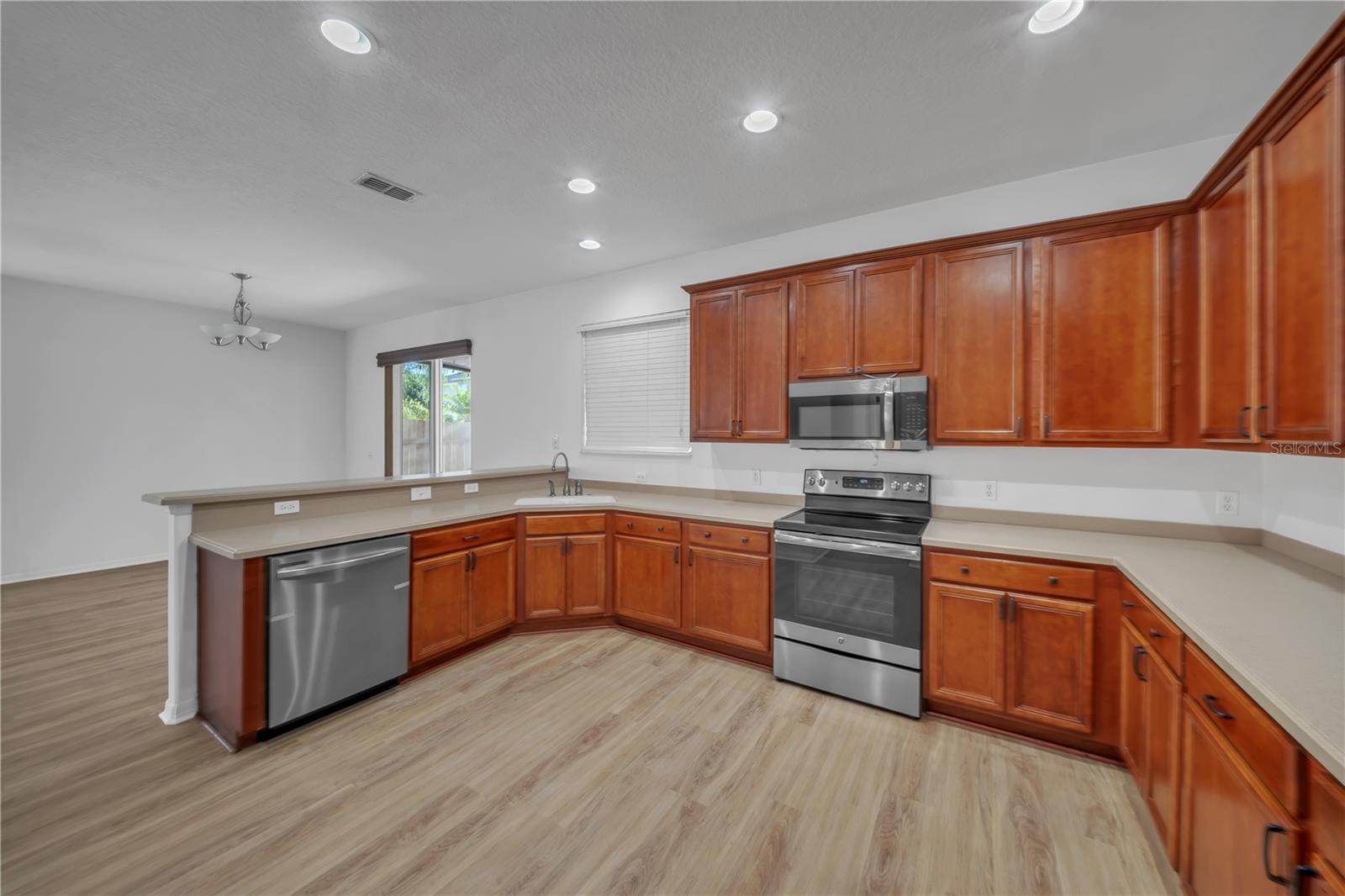 Image 14 of 69 For 17446 Queensland Street