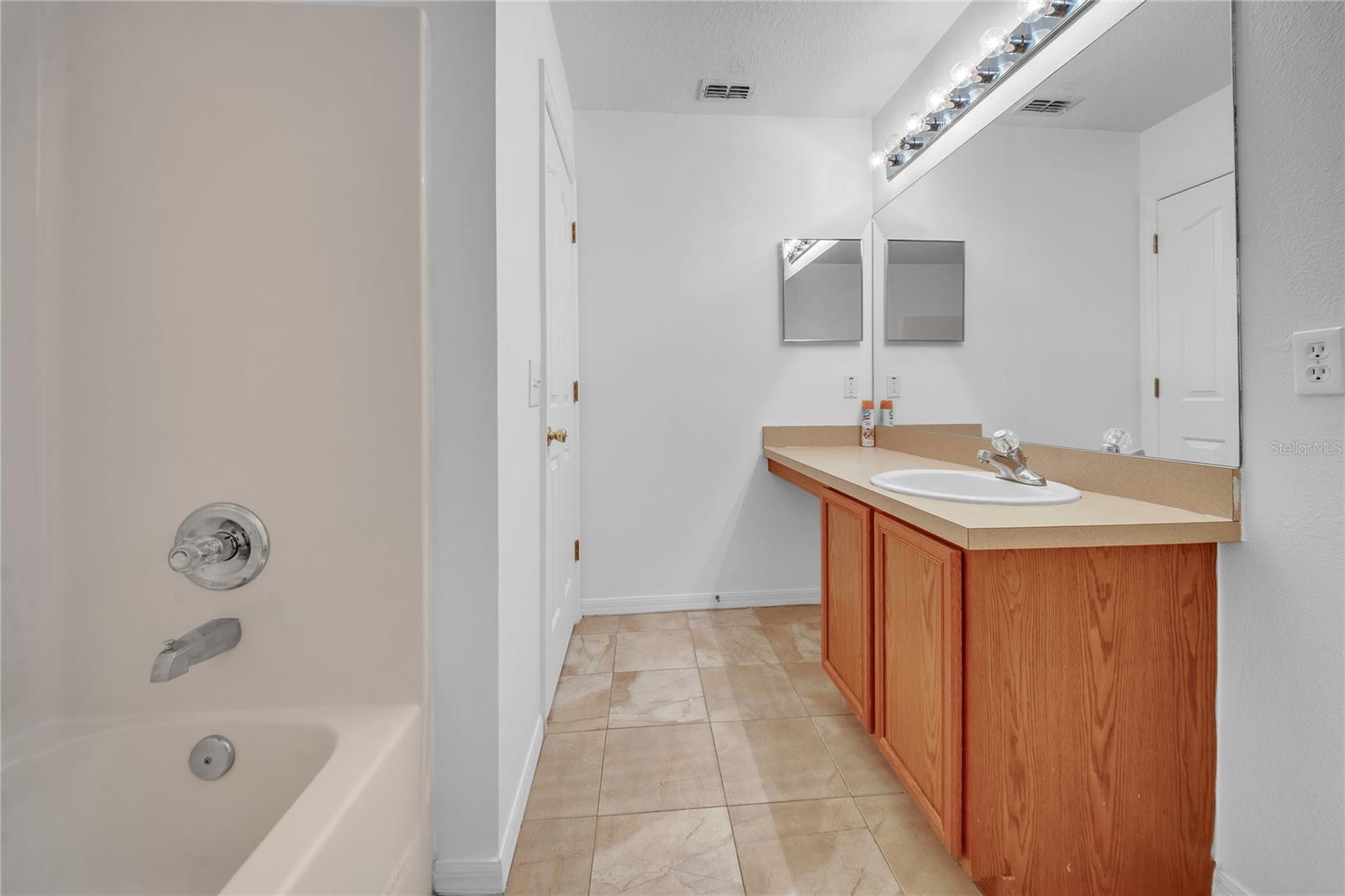 Image 28 of 69 For 17446 Queensland Street