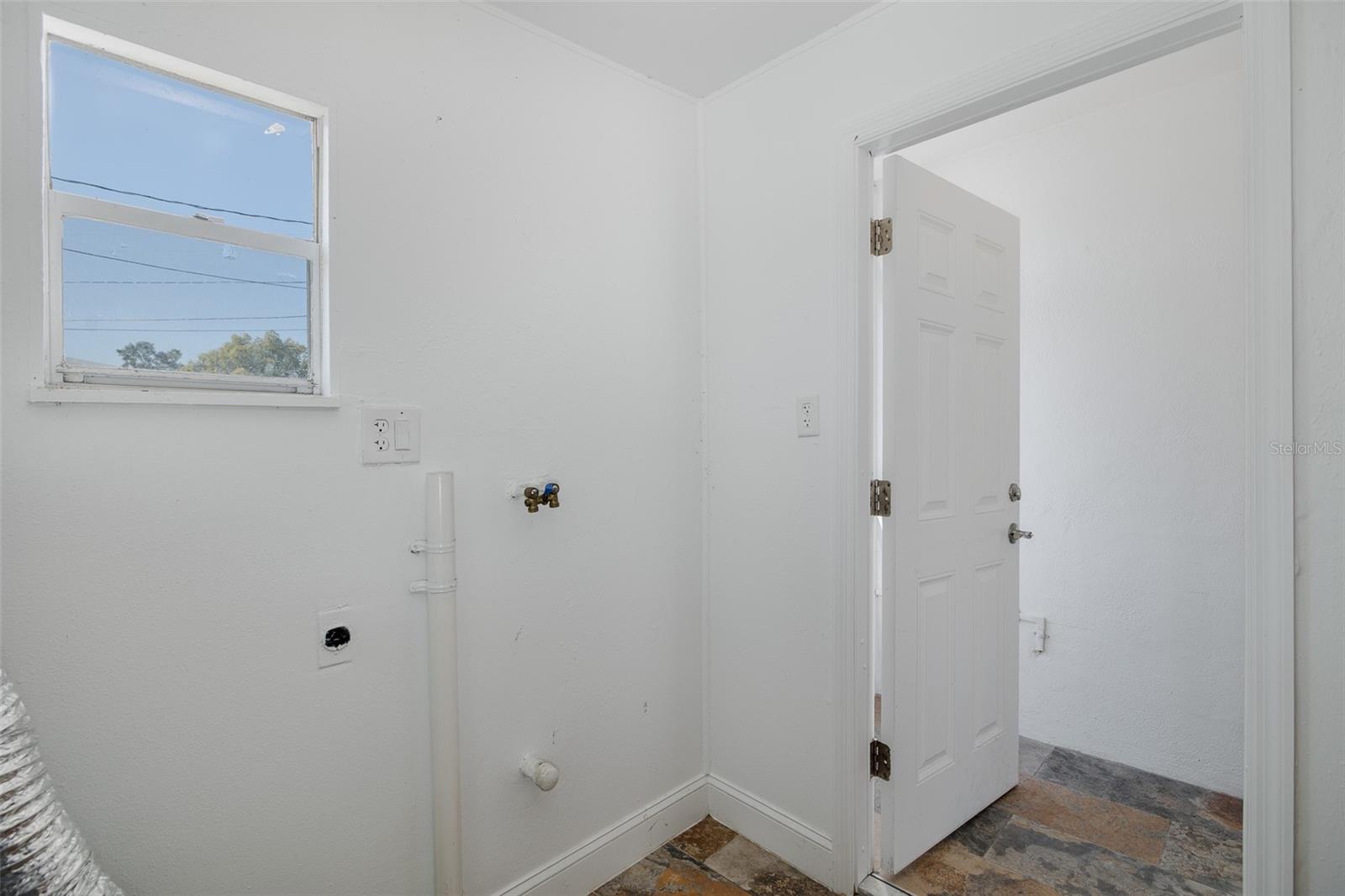 Image 30 of 41 For 10619 Agate Court