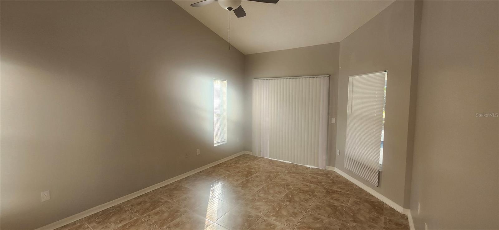 Listing photo id 18 for 3047 Fisher Avenue