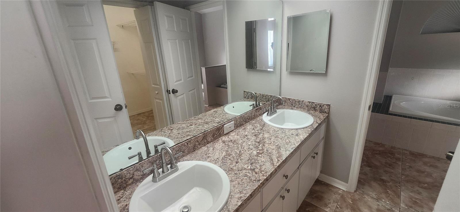 Listing photo id 21 for 3047 Fisher Avenue