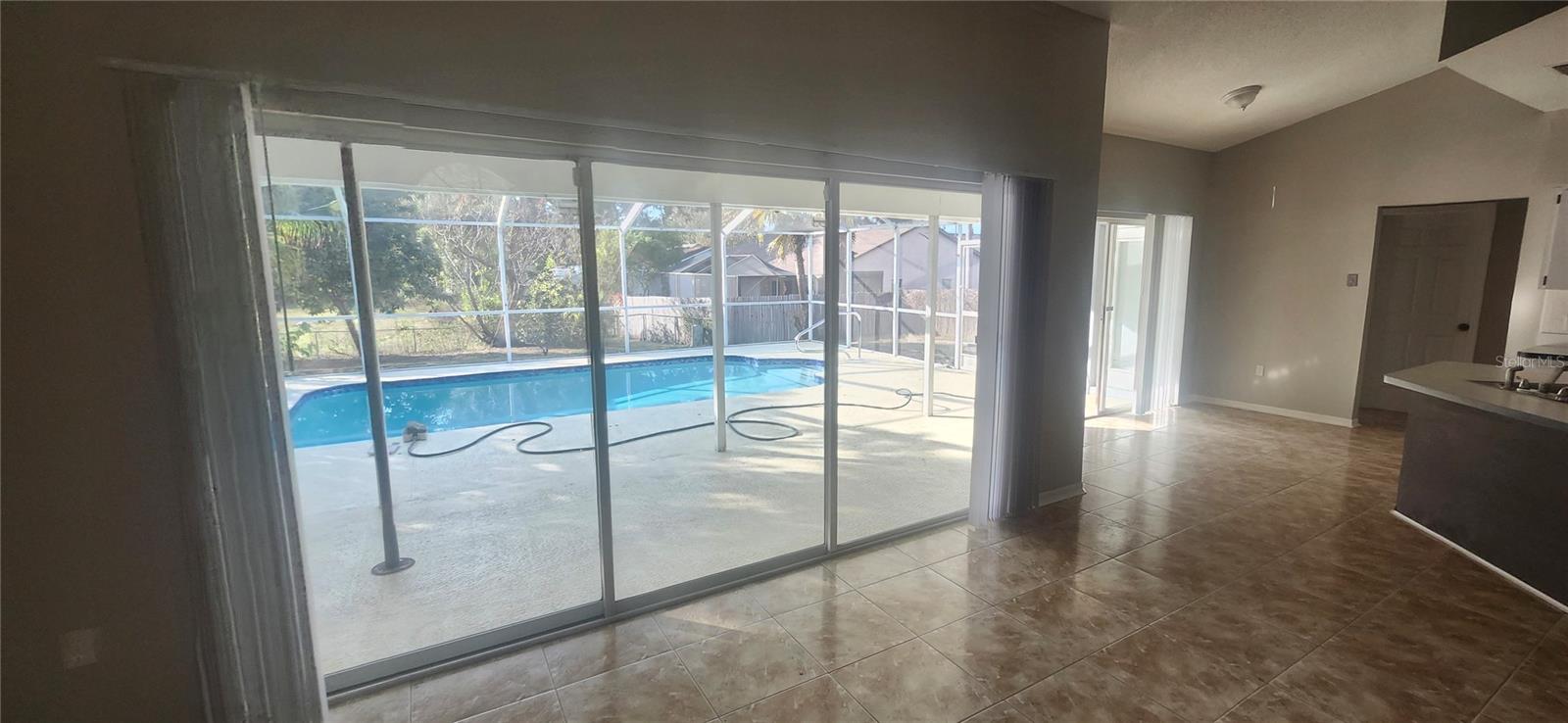 Listing photo id 24 for 3047 Fisher Avenue