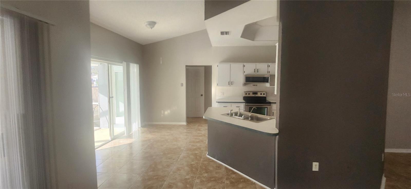 Listing photo id 25 for 3047 Fisher Avenue