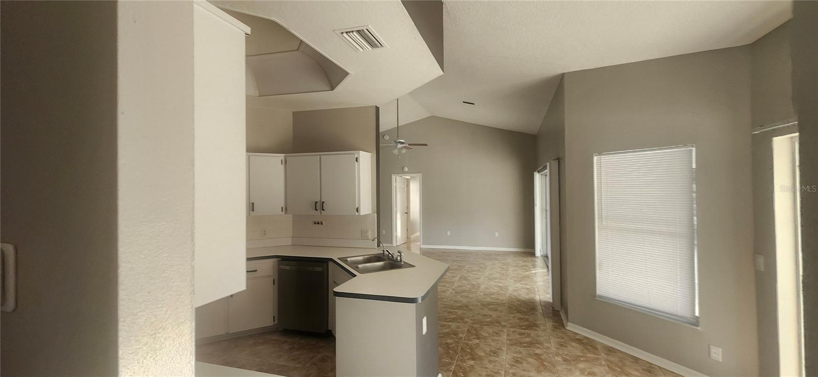 Listing photo id 32 for 3047 Fisher Avenue