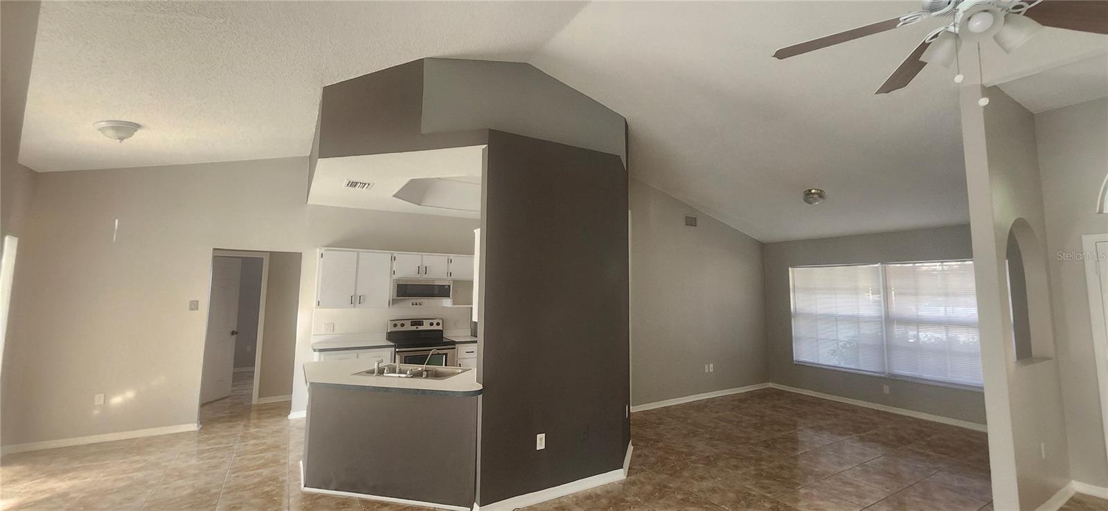 Listing photo id 2 for 3047 Fisher Avenue