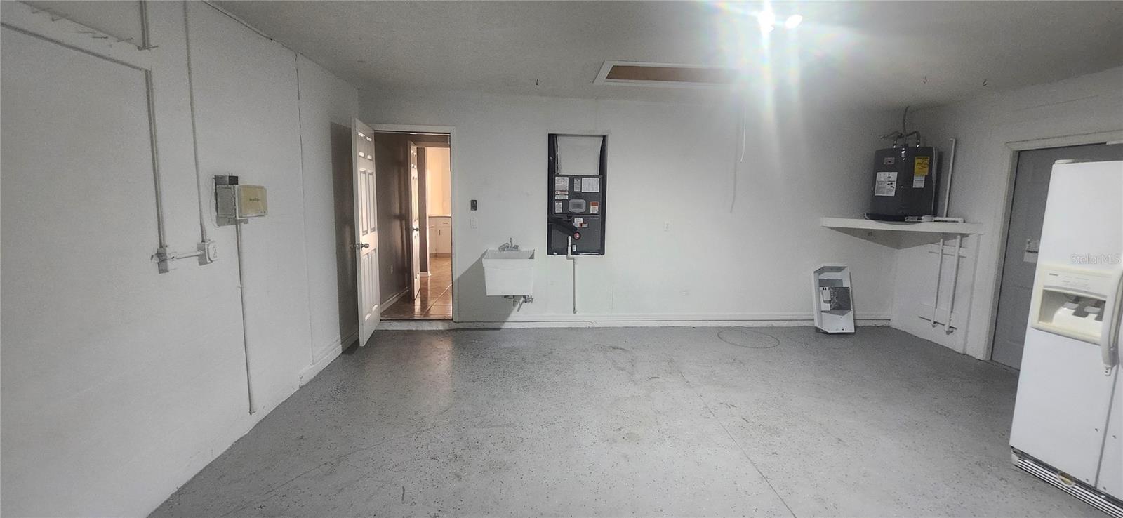 Listing photo id 40 for 3047 Fisher Avenue