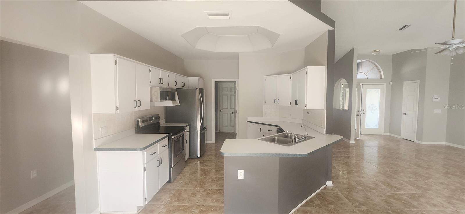 Listing photo id 3 for 3047 Fisher Avenue