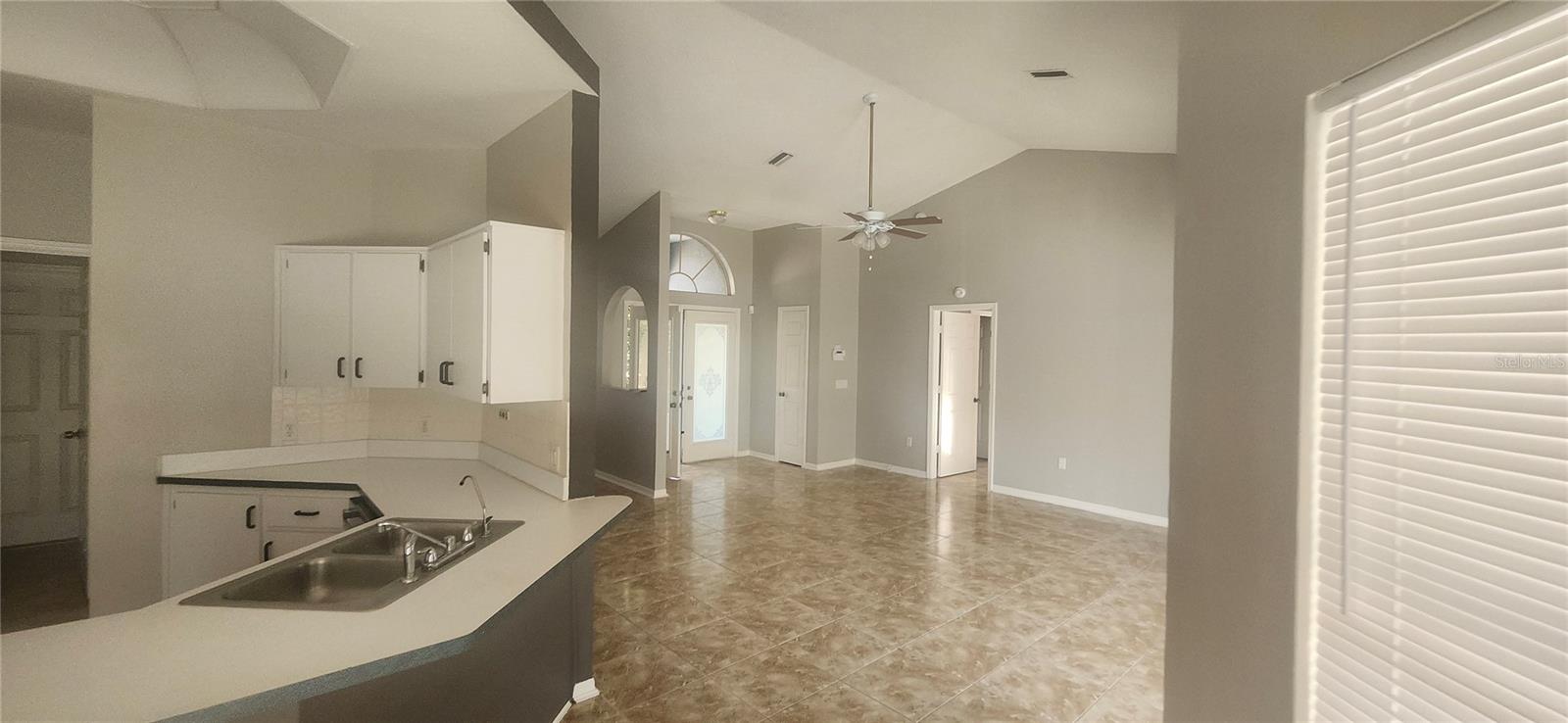 Listing photo id 4 for 3047 Fisher Avenue