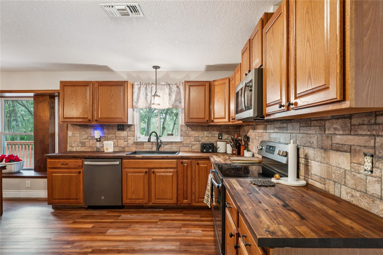 Image 14 of 61 For 11185 Cleever Street