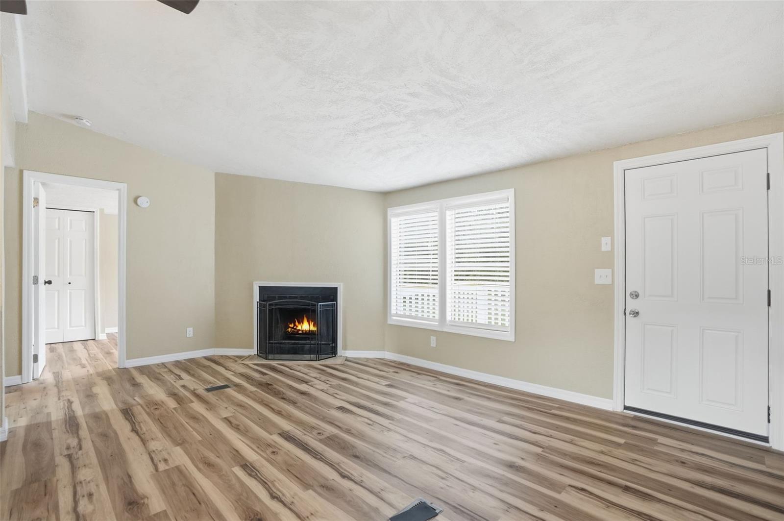 Image 11 of 39 For 27080 Hiawatha Boulevard