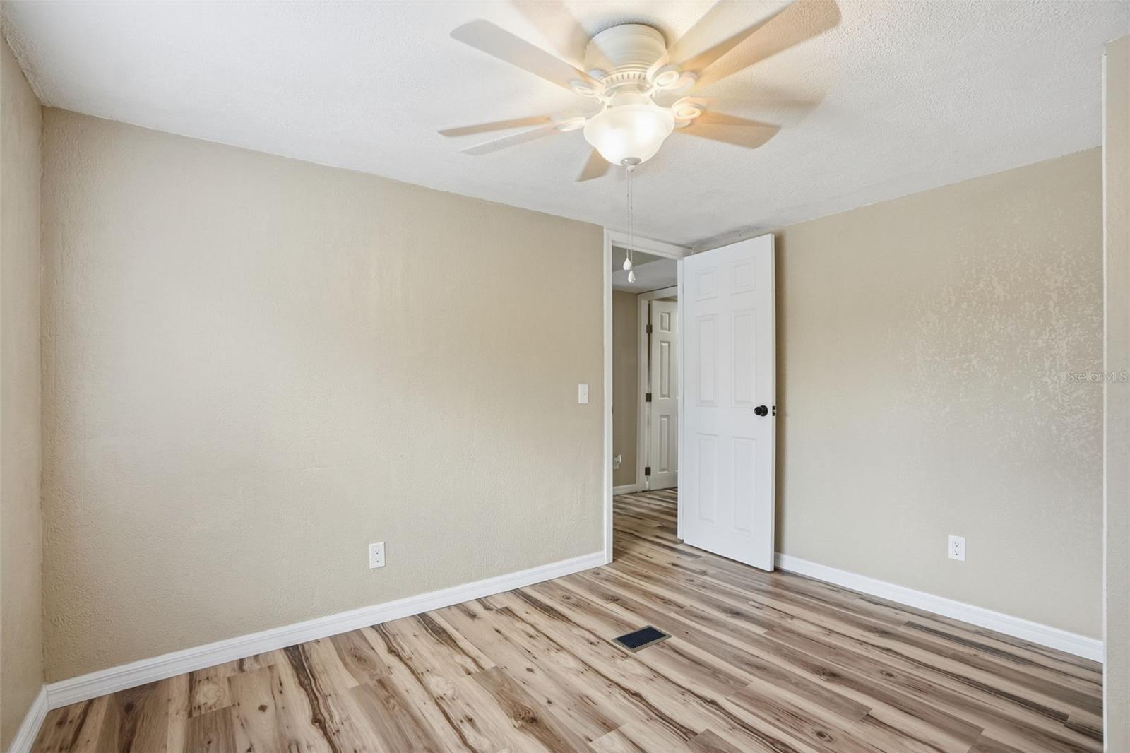 Image 22 of 39 For 27080 Hiawatha Boulevard