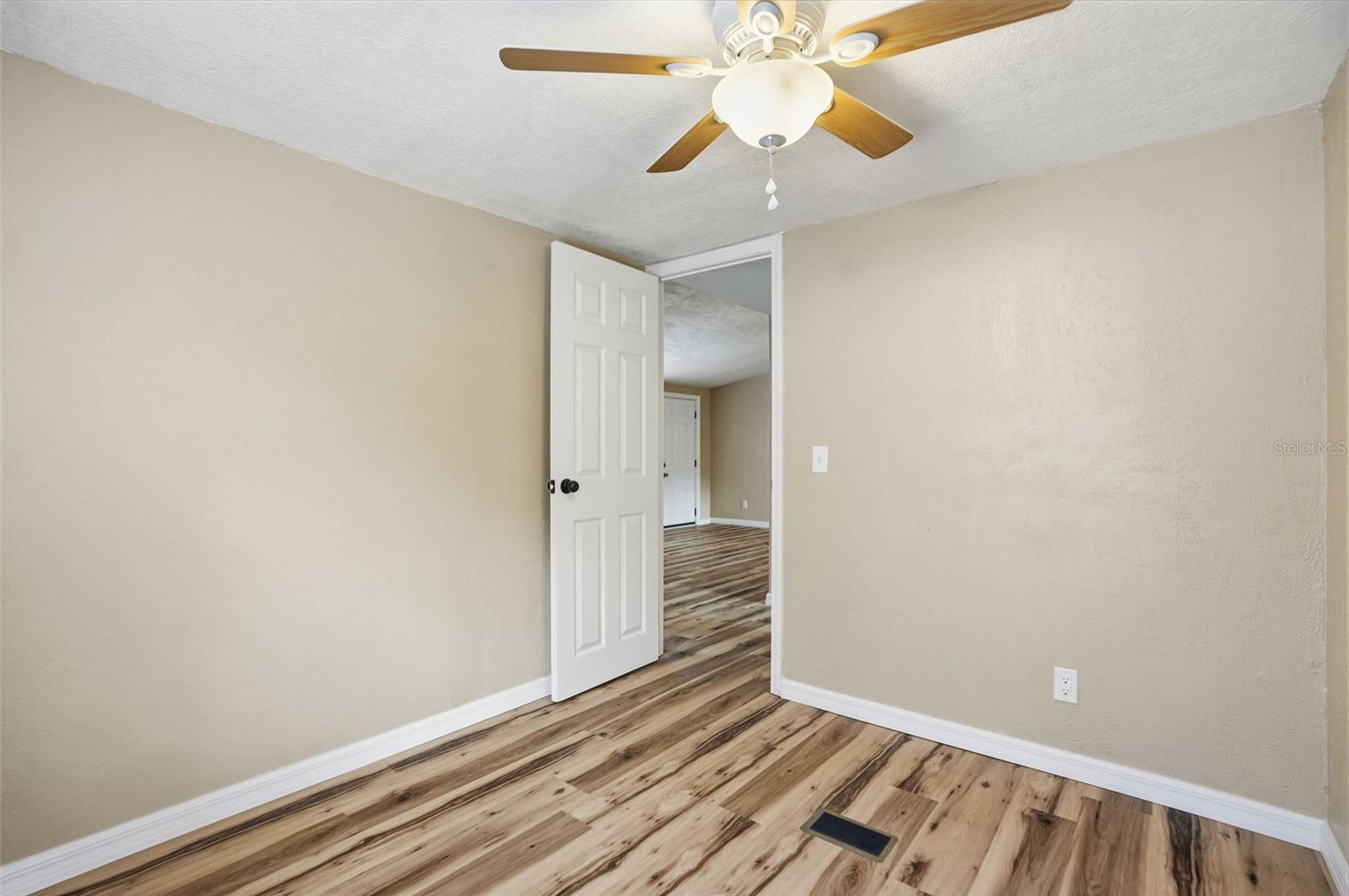 Image 24 of 39 For 27080 Hiawatha Boulevard