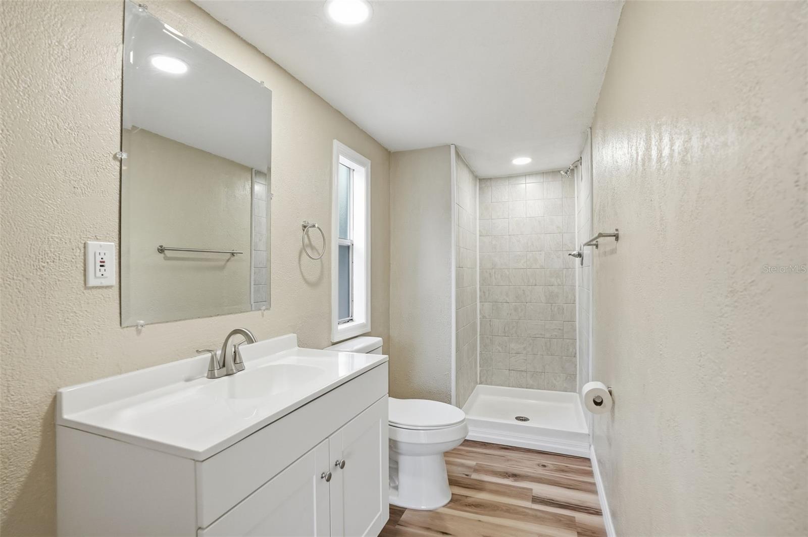 Image 6 of 39 For 27080 Hiawatha Boulevard