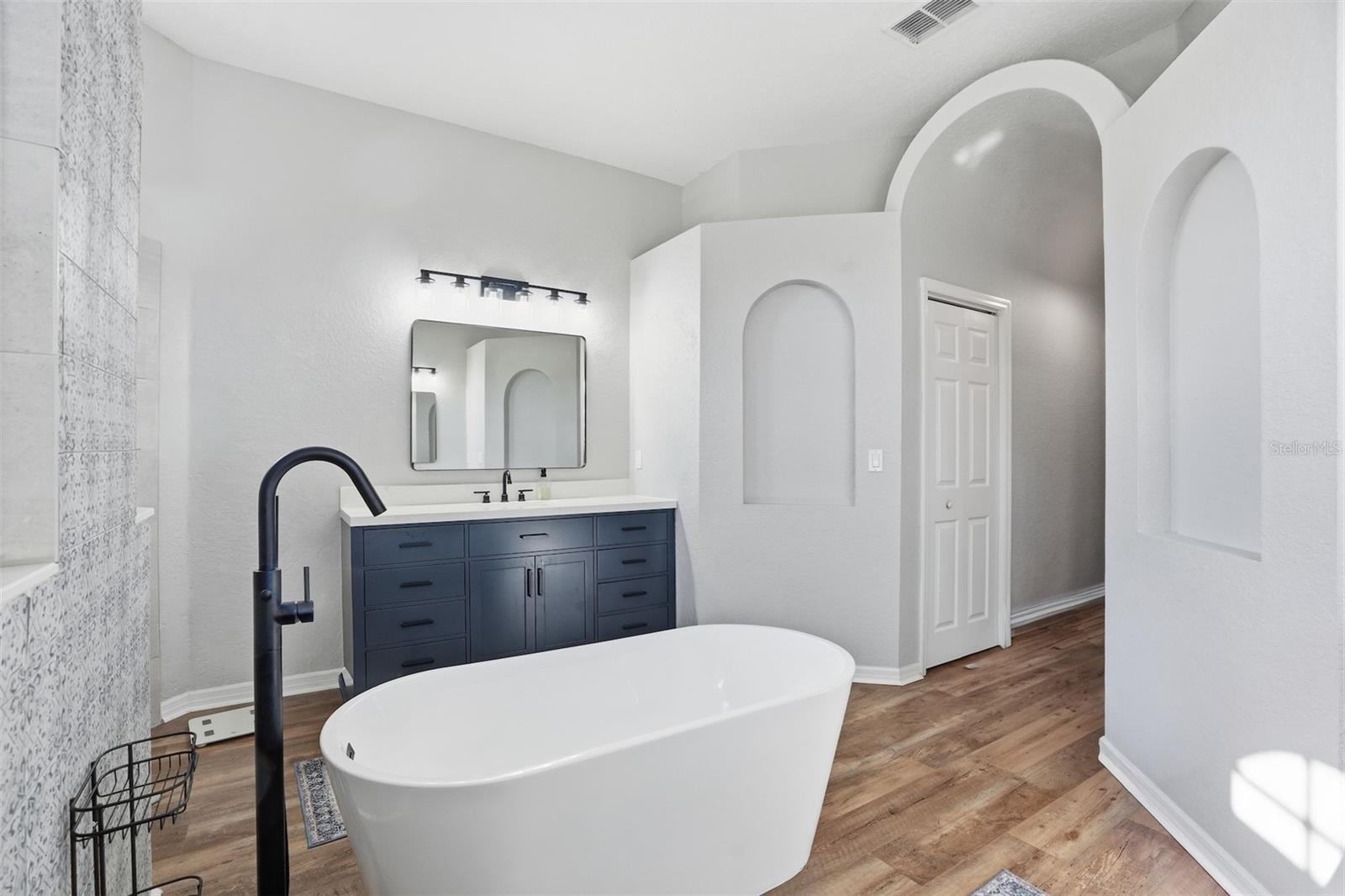 Image 35 of 50 For 12131 Buckingham Way