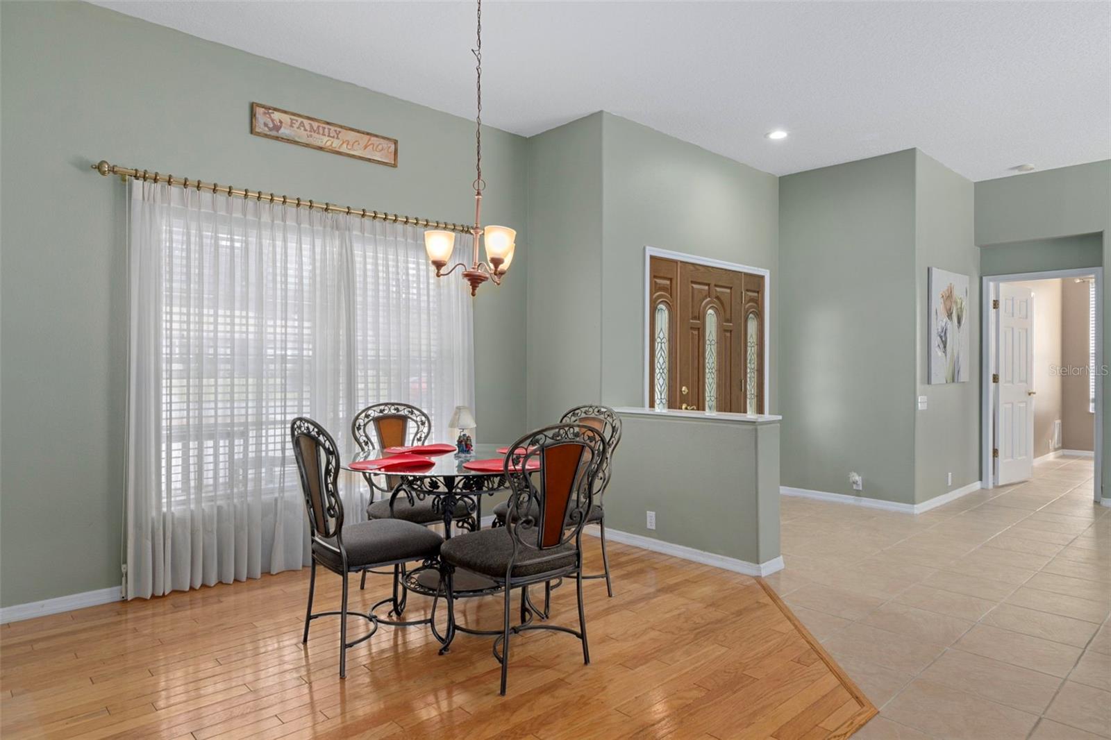 Listing photo id 10 for 9 Foxgreen Court