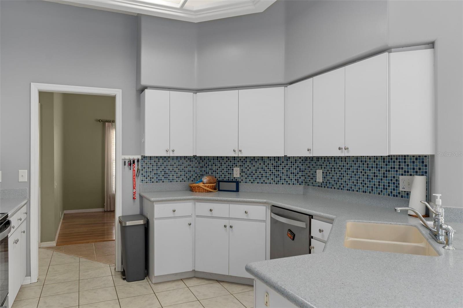 Listing photo id 14 for 9 Foxgreen Court