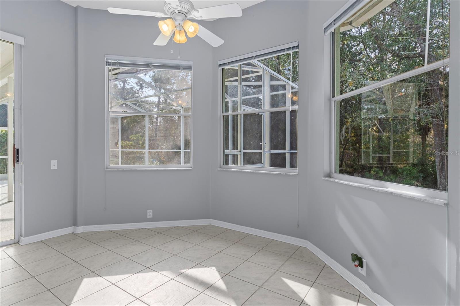 Listing photo id 15 for 9 Foxgreen Court