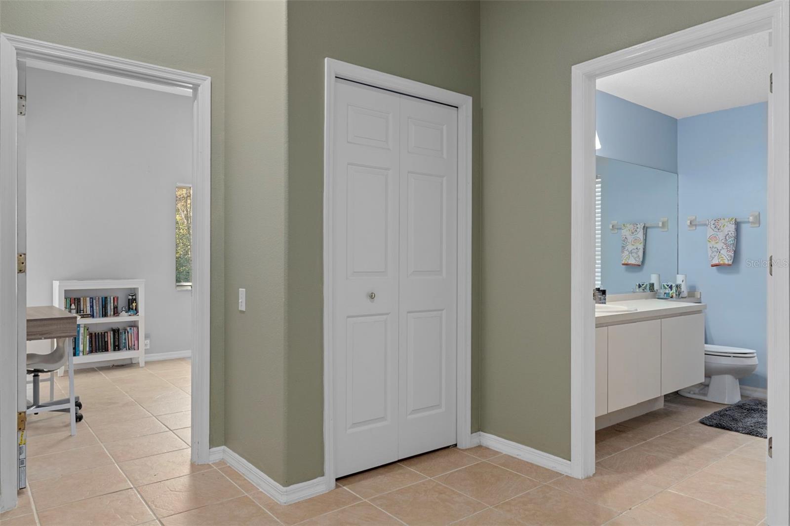 Listing photo id 24 for 9 Foxgreen Court