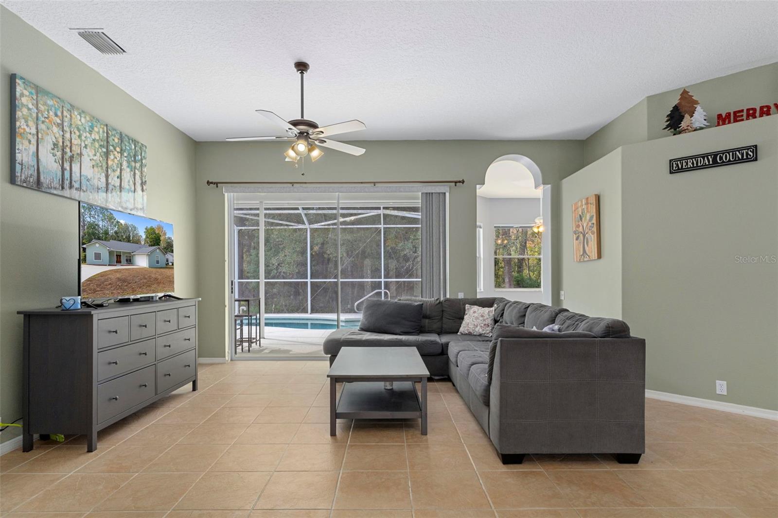 Listing photo id 5 for 9 Foxgreen Court