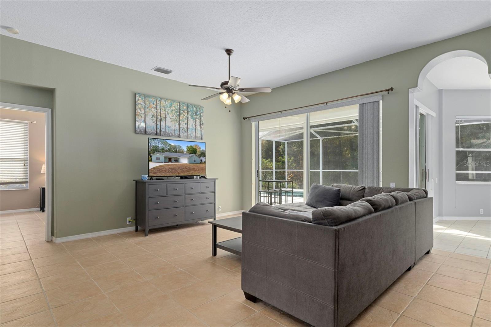 Listing photo id 6 for 9 Foxgreen Court