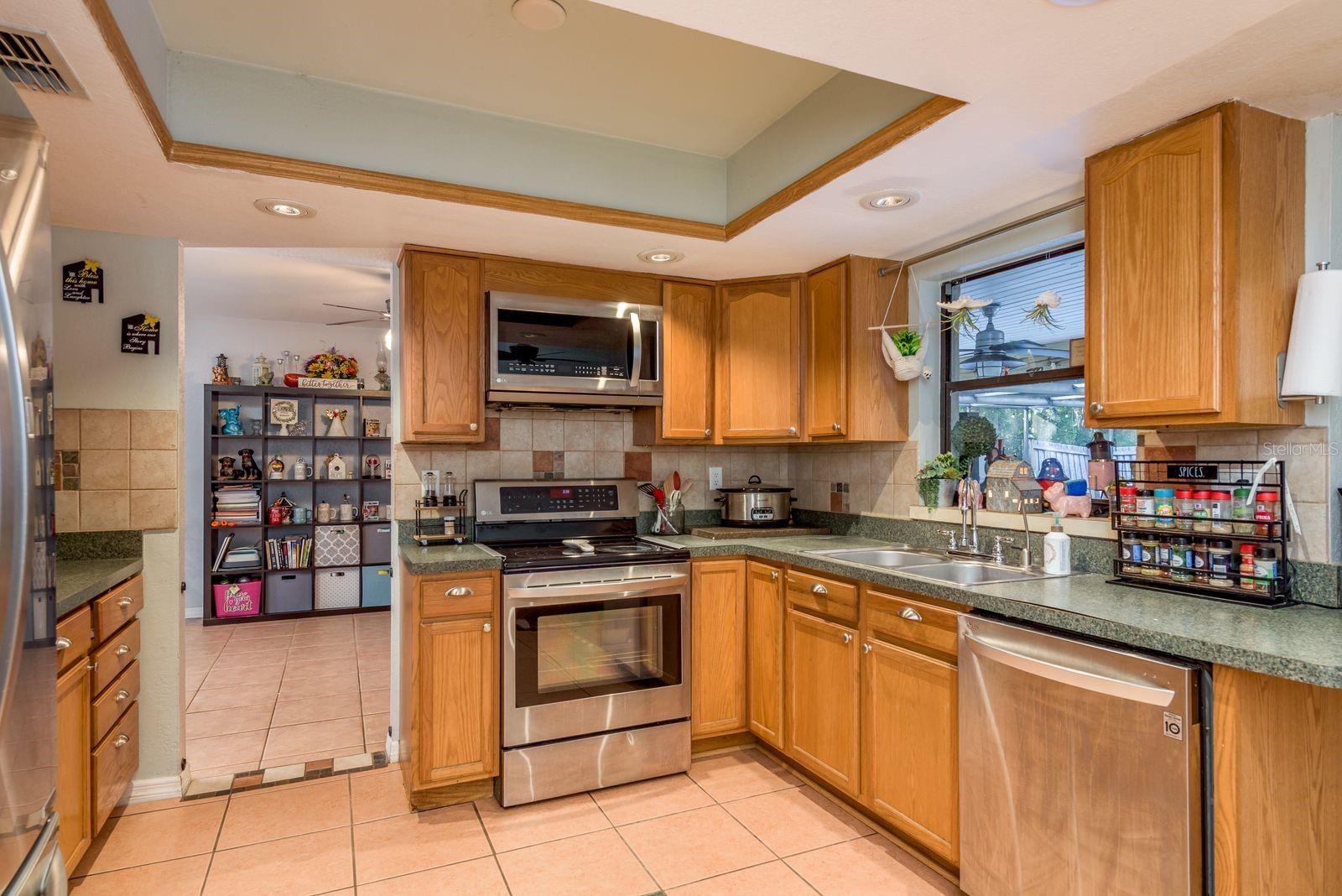 Listing photo id 11 for 7487 Alhambra Court