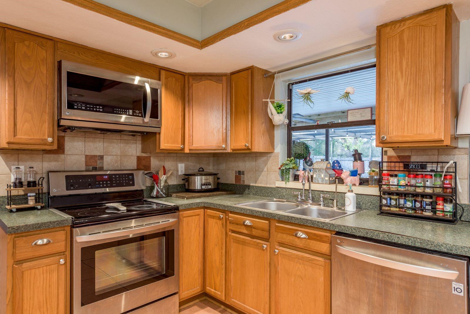 Listing photo id 12 for 7487 Alhambra Court