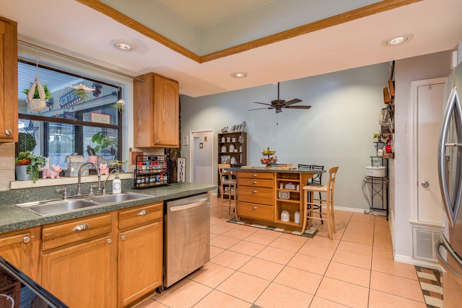 Listing photo id 14 for 7487 Alhambra Court