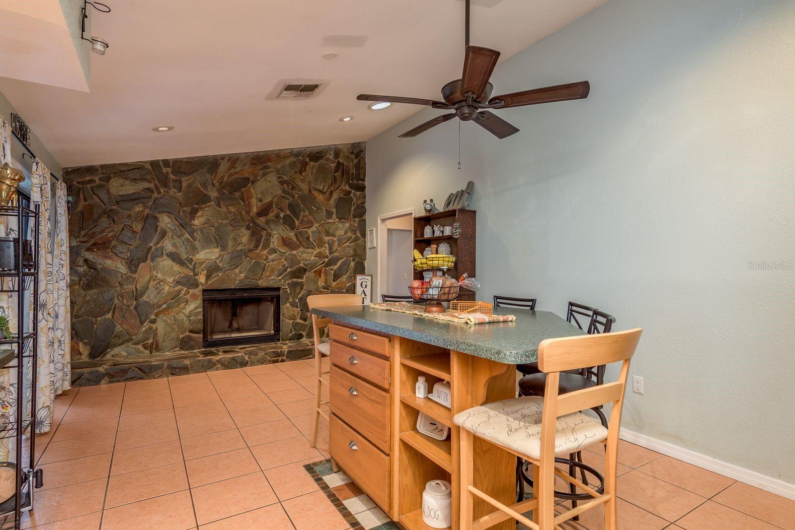 Listing photo id 15 for 7487 Alhambra Court