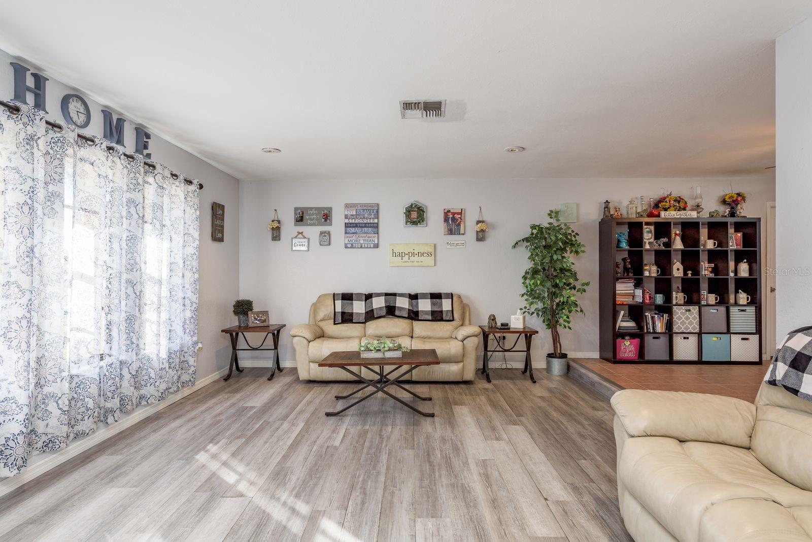 Listing photo id 3 for 7487 Alhambra Court