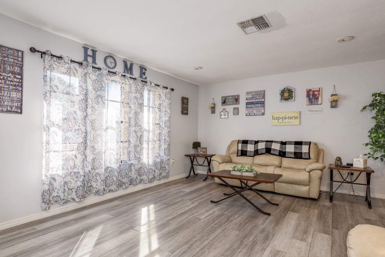 Listing photo id 4 for 7487 Alhambra Court