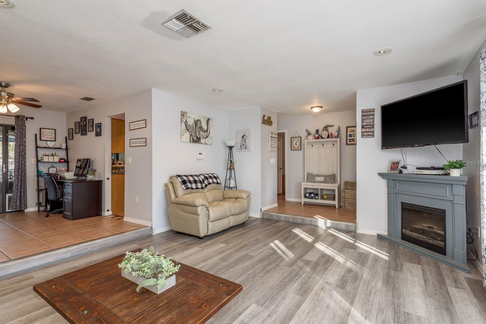 Listing photo id 6 for 7487 Alhambra Court