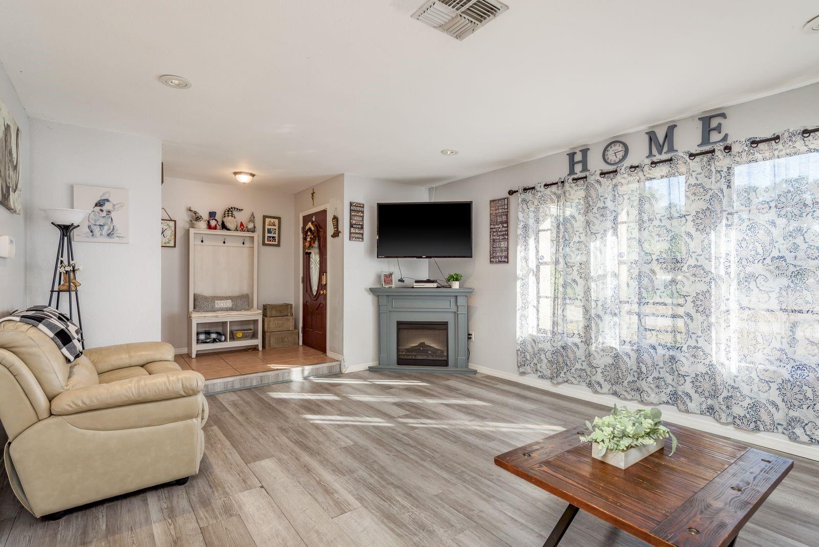 Listing photo id 7 for 7487 Alhambra Court