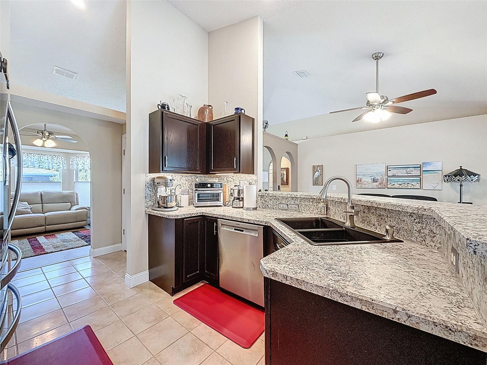 Listing photo id 11 for 2370 Bonkirk Avenue