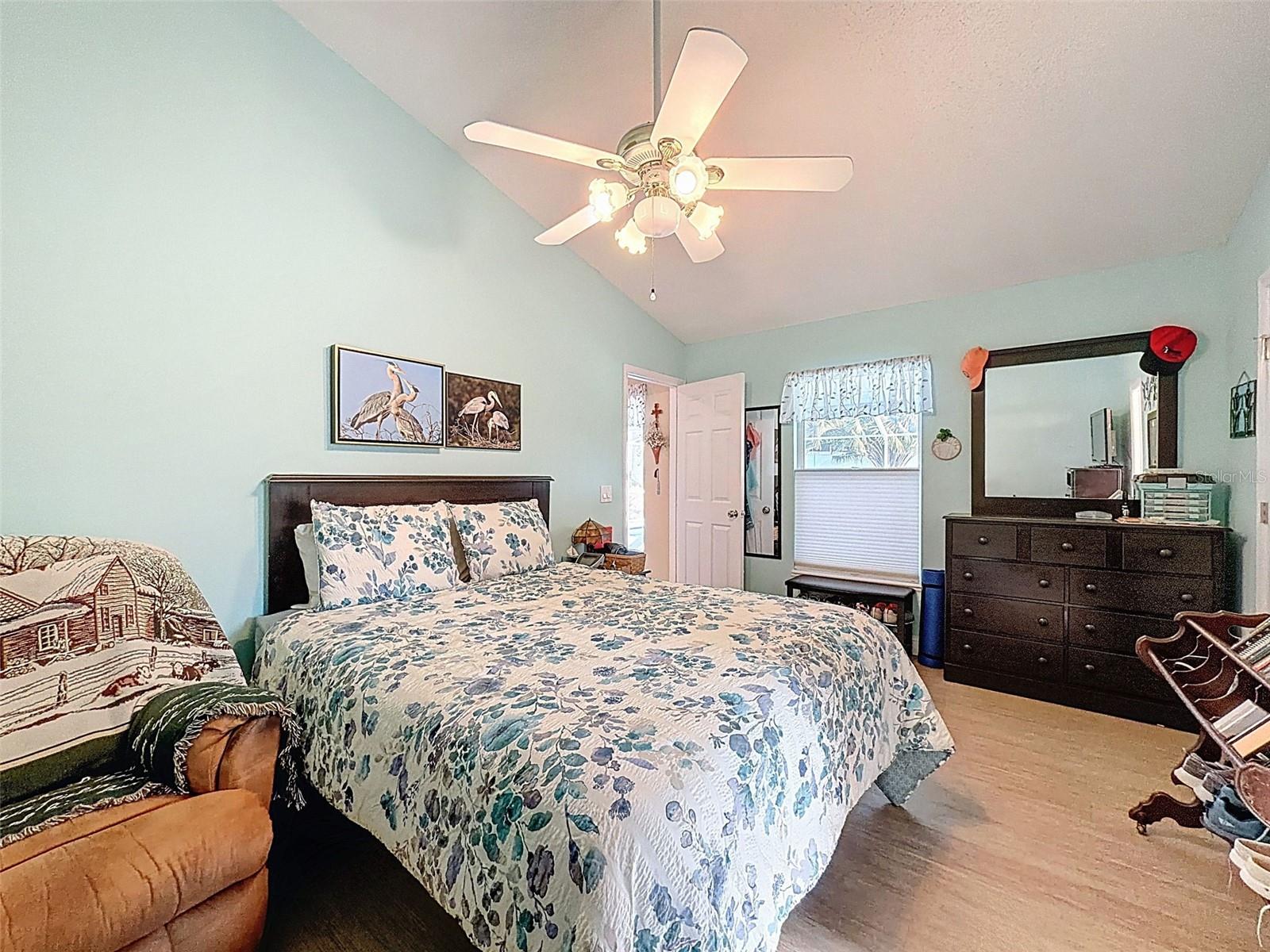 Listing photo id 13 for 2370 Bonkirk Avenue