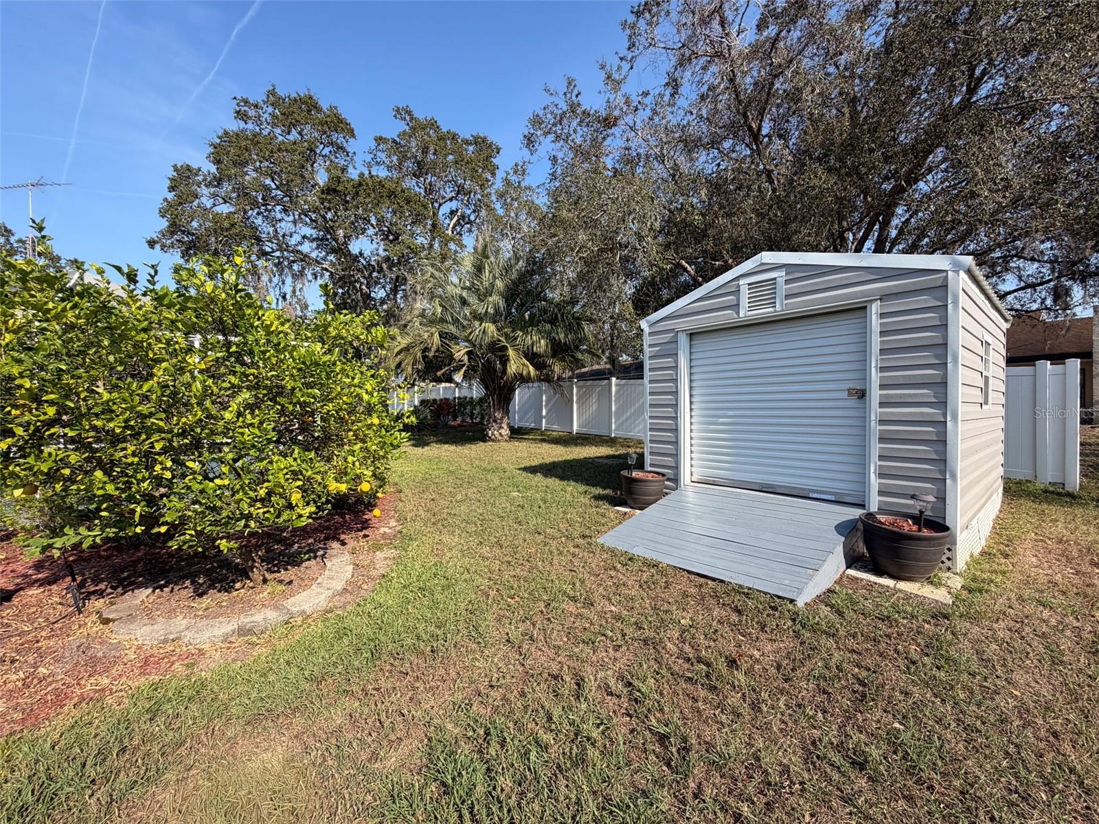 Listing photo id 33 for 2370 Bonkirk Avenue