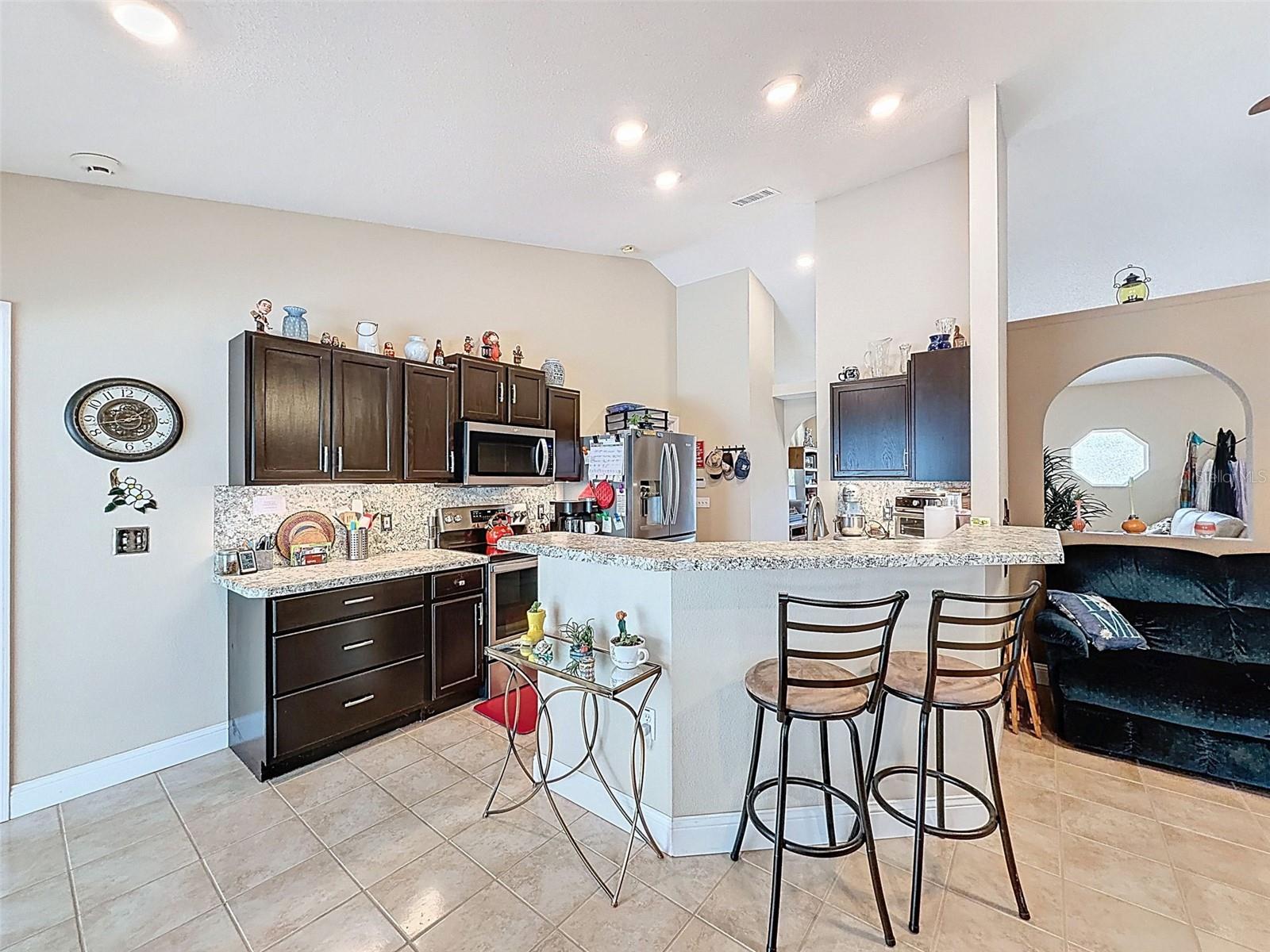 Listing photo id 2 for 2370 Bonkirk Avenue