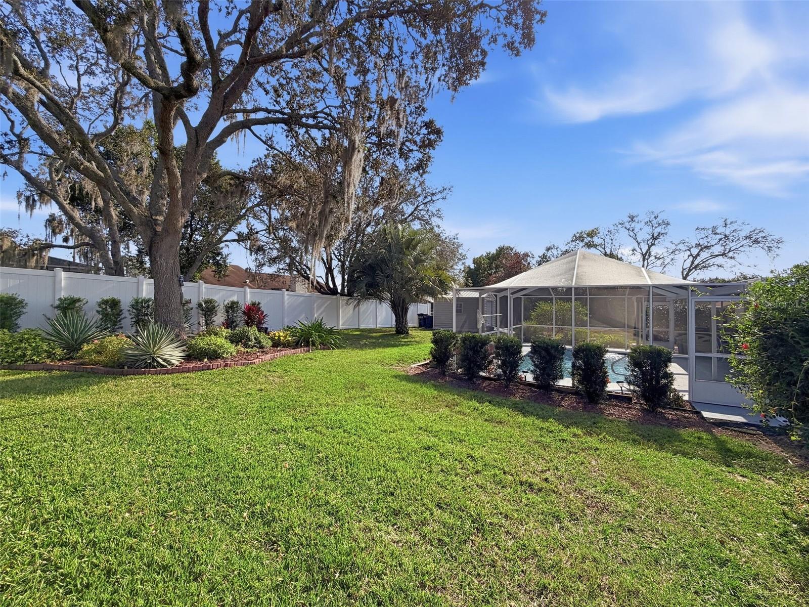 Listing photo id 38 for 2370 Bonkirk Avenue