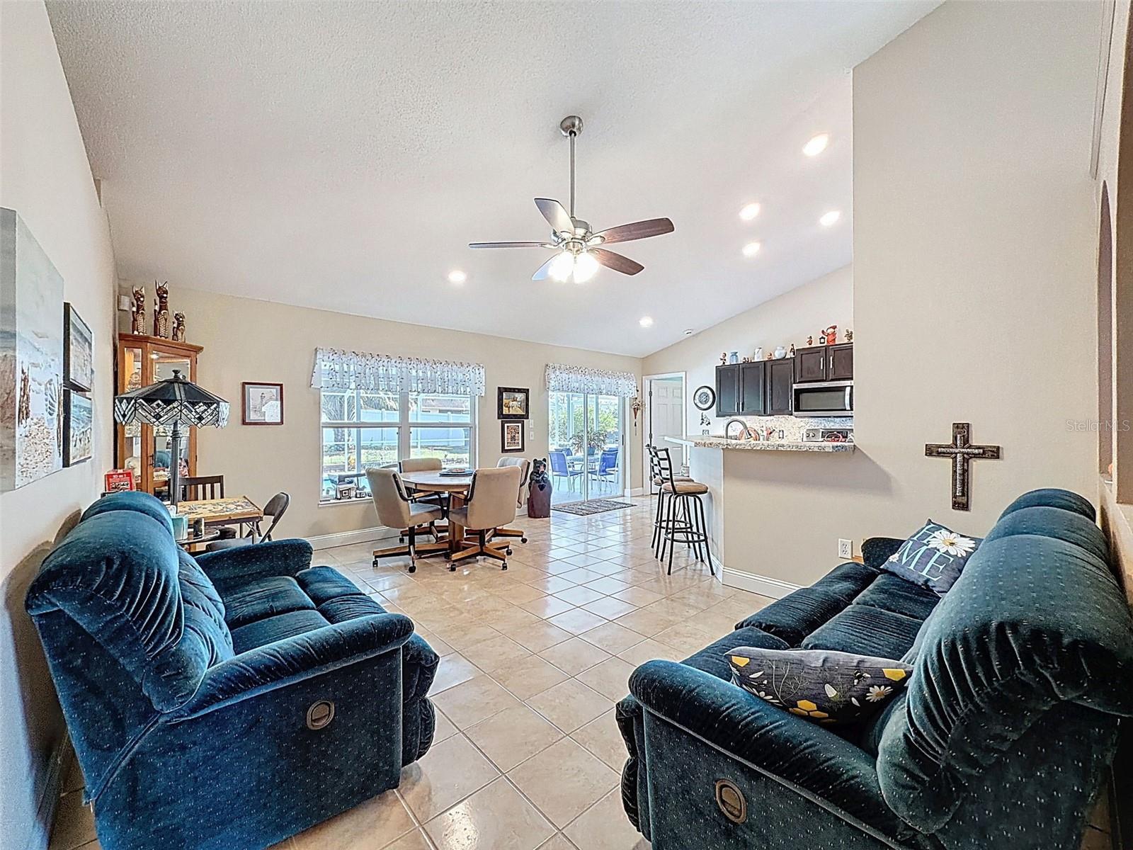 Listing photo id 3 for 2370 Bonkirk Avenue