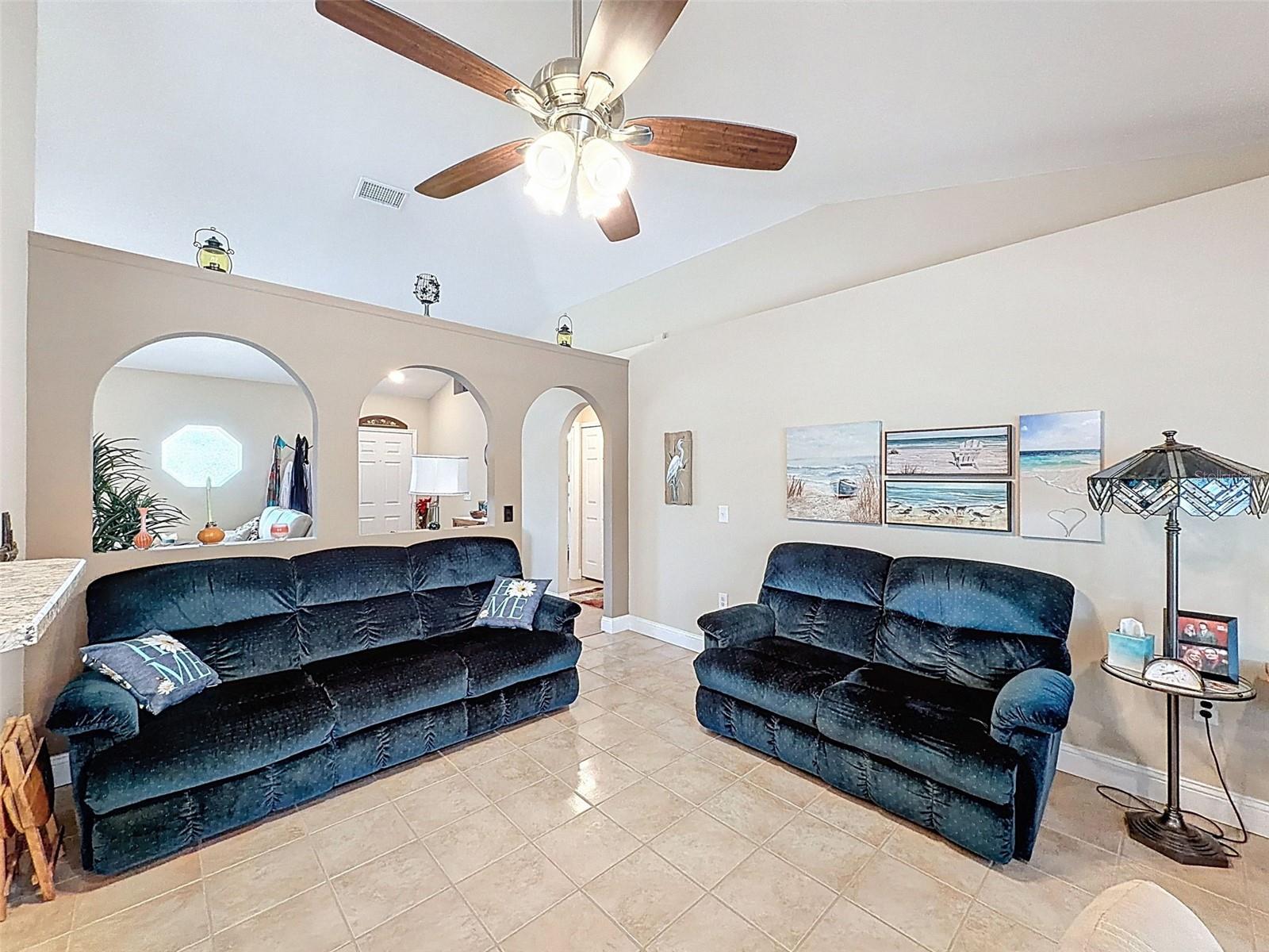 Listing photo id 4 for 2370 Bonkirk Avenue