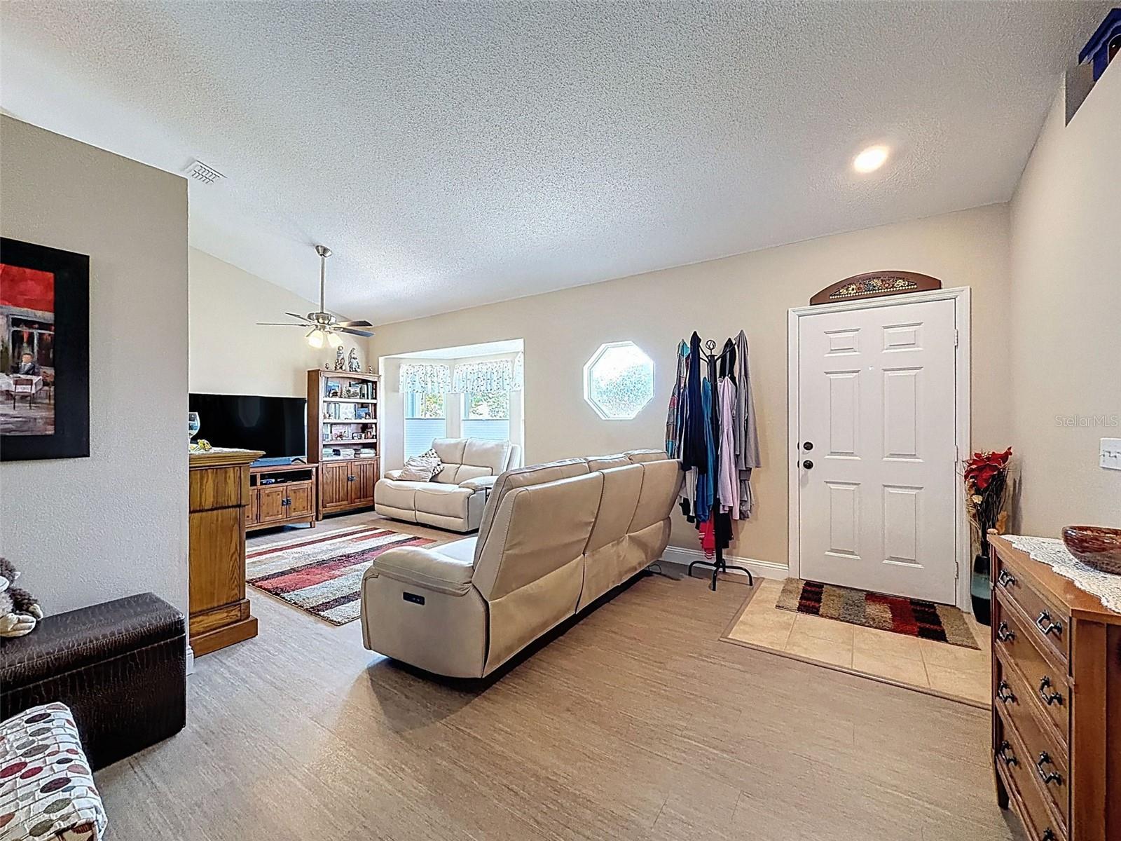 Listing photo id 5 for 2370 Bonkirk Avenue