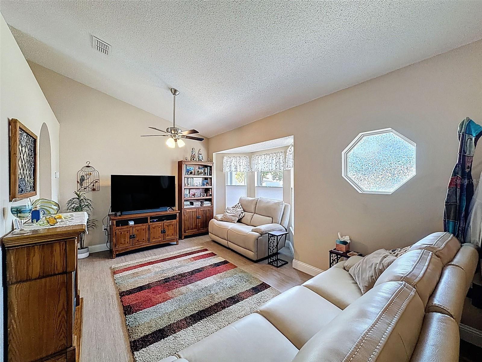 Listing photo id 6 for 2370 Bonkirk Avenue