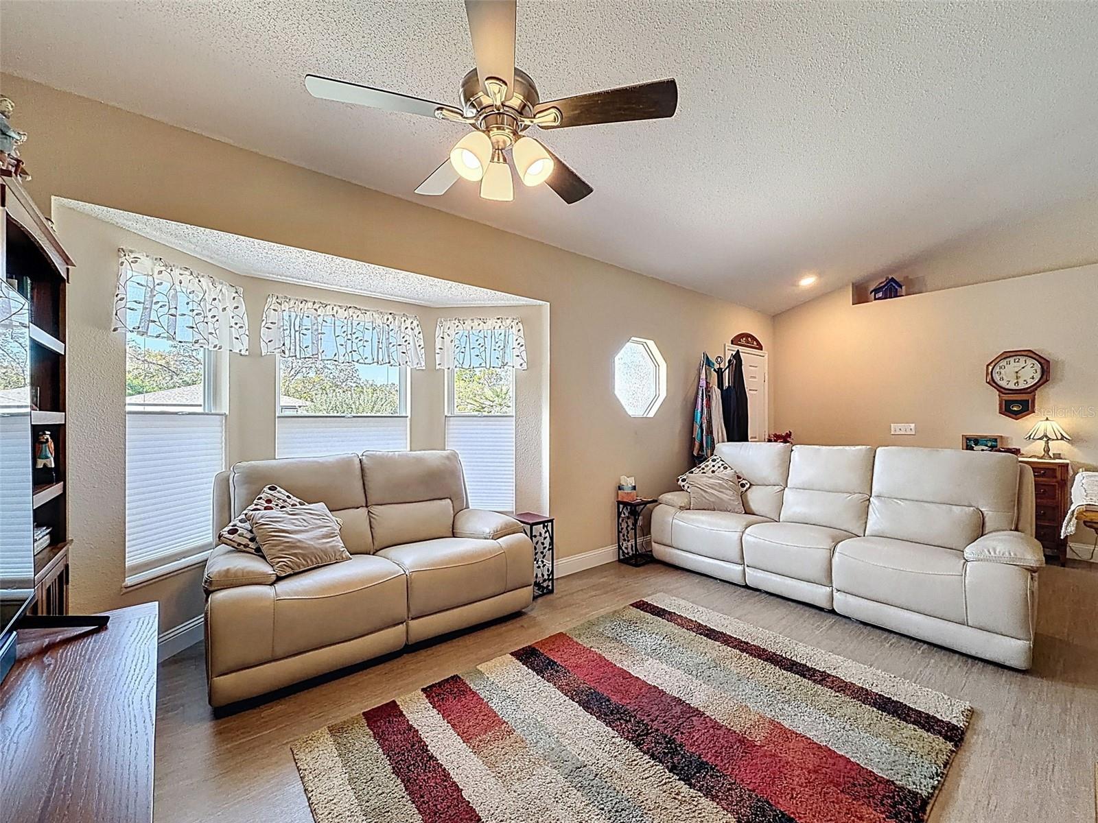 Listing photo id 7 for 2370 Bonkirk Avenue