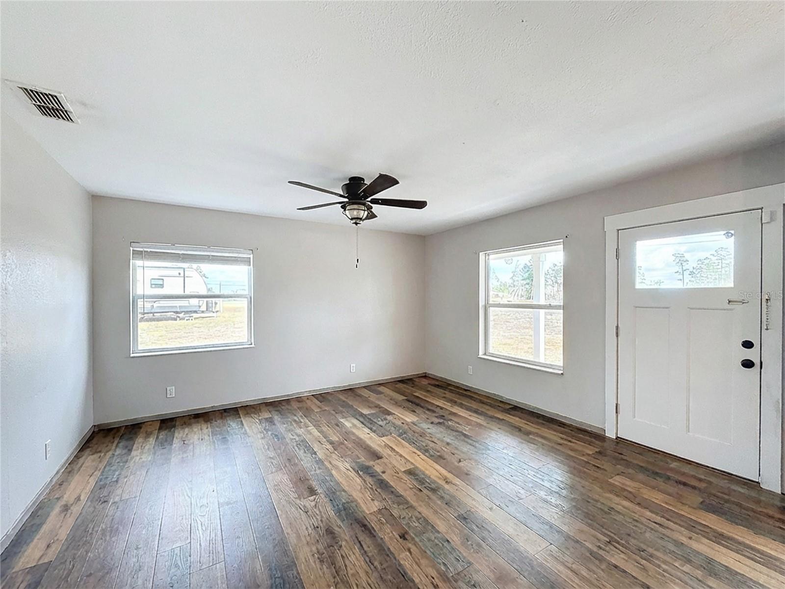 Listing photo id 3 for 9421 Sunshine Grove Road